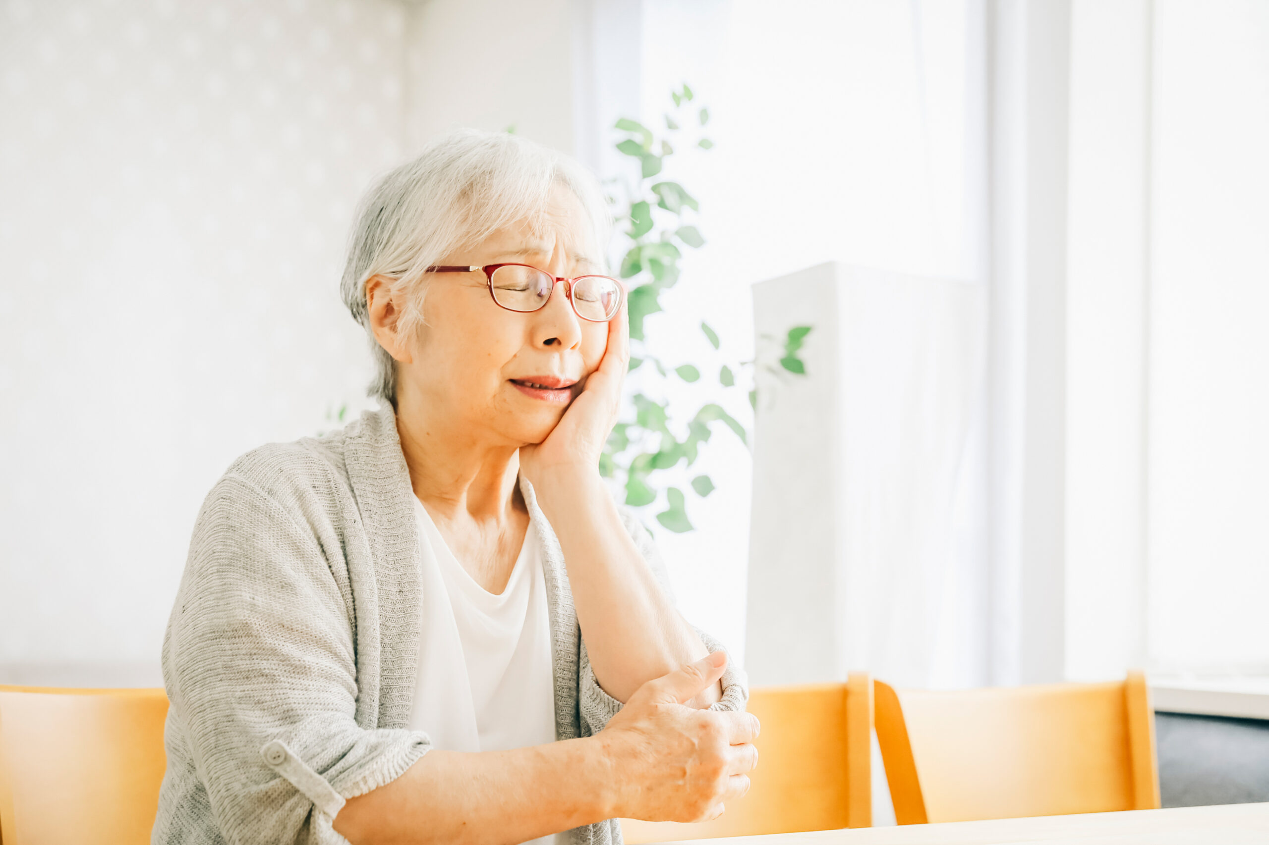【熊本市東区】入れ歯が痛い・噛めないのはなぜ？原因と歯医者でできる調整方法を解説
